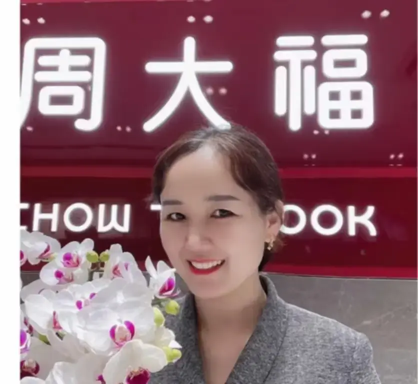 盐城周大福金店一拖三事件全记录-射阳周大福门店一拖三完整版视频速存-周大福一拖三事件高清播放-盐城周大福金店一拖三在线观看