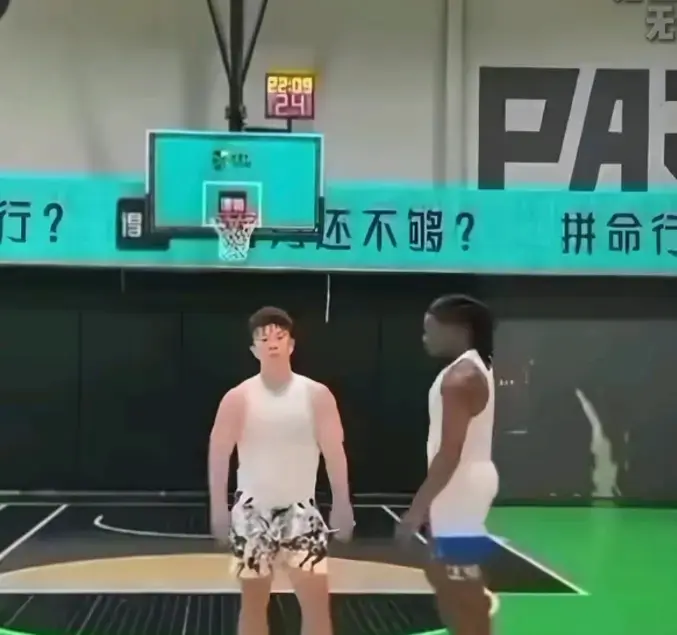 《牛教练的裤子》HD无广告完整版-牛教练保卫裤腰带被黑哥追着跑-单挑定输赢变成爆笑保卫战